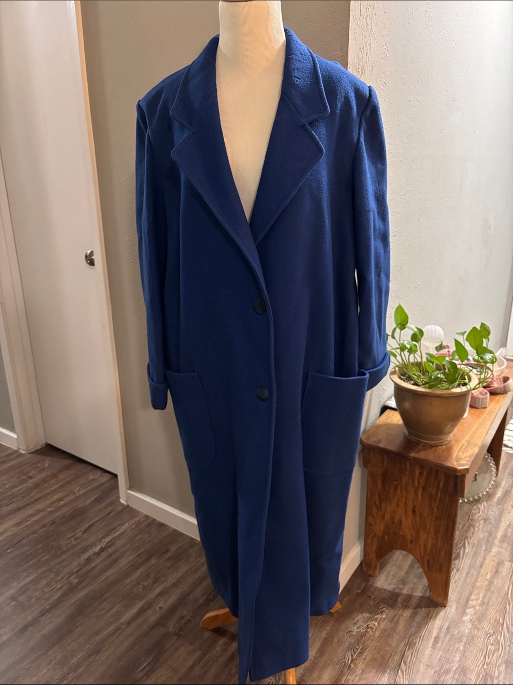 Vtg/Classic Women's Long Wool Coat in Royal Blue